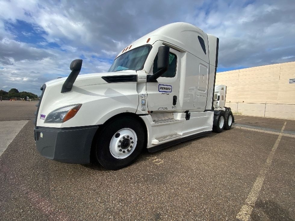 2022 Freightliner Cascadia 126" Sleeper Cab photo 3