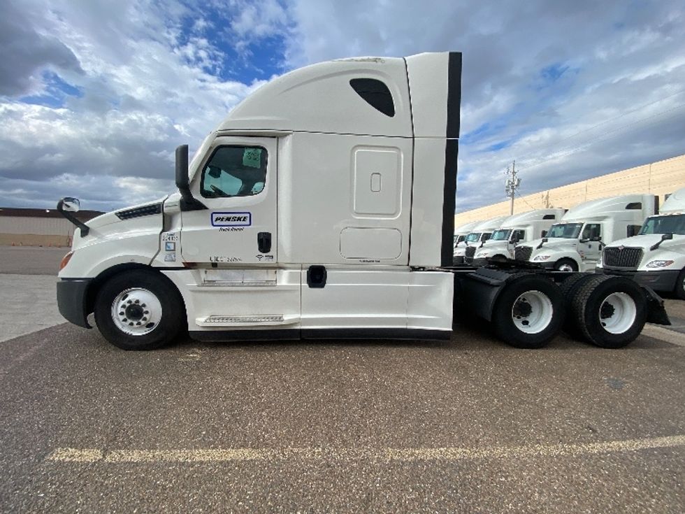 2022 Freightliner Cascadia 126" Sleeper Cab photo 4