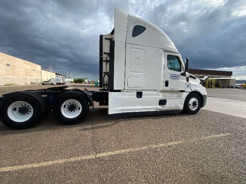 Sleeper Tractor-Heavy Duty Tractors-Freightliner-2022-T12664ST-Laredo-TX-501,450\n\t\tmiles-$ 72,500 - Image 8