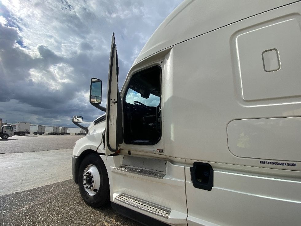 Sleeper Tractor-Heavy Duty Tractors-Freightliner-2022-T12664ST-Laredo-TX-501,450\n\t\tmiles-$ 72,500 - Image 9