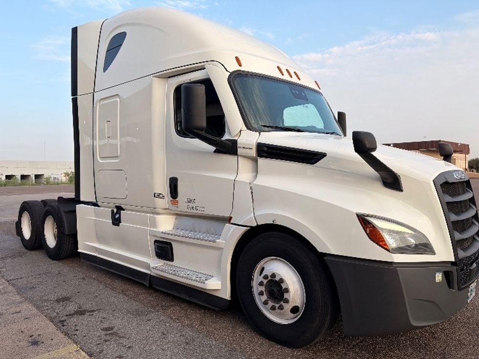 Sleeper Tractor-Heavy Duty Tractors-Freightliner-2022-T12664ST-Laredo-TX-638,442\n\t\tmiles-$ 62,500 - Image 1