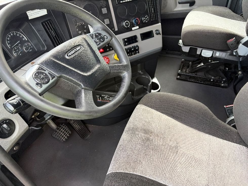 Sleeper Tractor-Heavy Duty Tractors-Freightliner-2022-T12664ST-Laredo-TX-638,442\n\t\tmiles-$ 62,500 - Image 10
