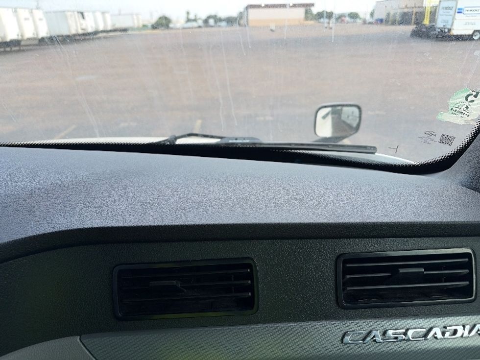 Sleeper Tractor-Heavy Duty Tractors-Freightliner-2022-T12664ST-Laredo-TX-638,442\n\t\tmiles-$ 62,500 - Image 14