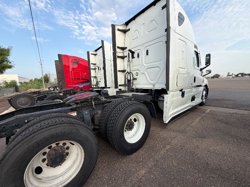 Sleeper Tractor-Heavy Duty Tractors-Freightliner-2022-T12664ST-Laredo-TX-638,442\n\t\tmiles-$ 62,500 - Image 7
