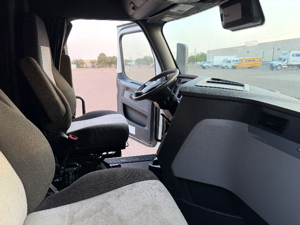 Sleeper Tractor-Heavy Duty Tractors-Freightliner-2022-T12664ST-Laredo-TX-647,416\n\t\tmiles-$ 61,500 - Image 15