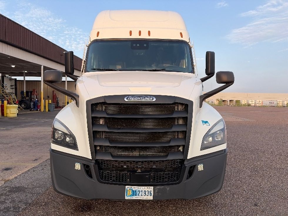 Sleeper Tractor-Heavy Duty Tractors-Freightliner-2022-T12664ST-Laredo-TX-647,416\n\t\tmiles-$ 61,500 - Image 2
