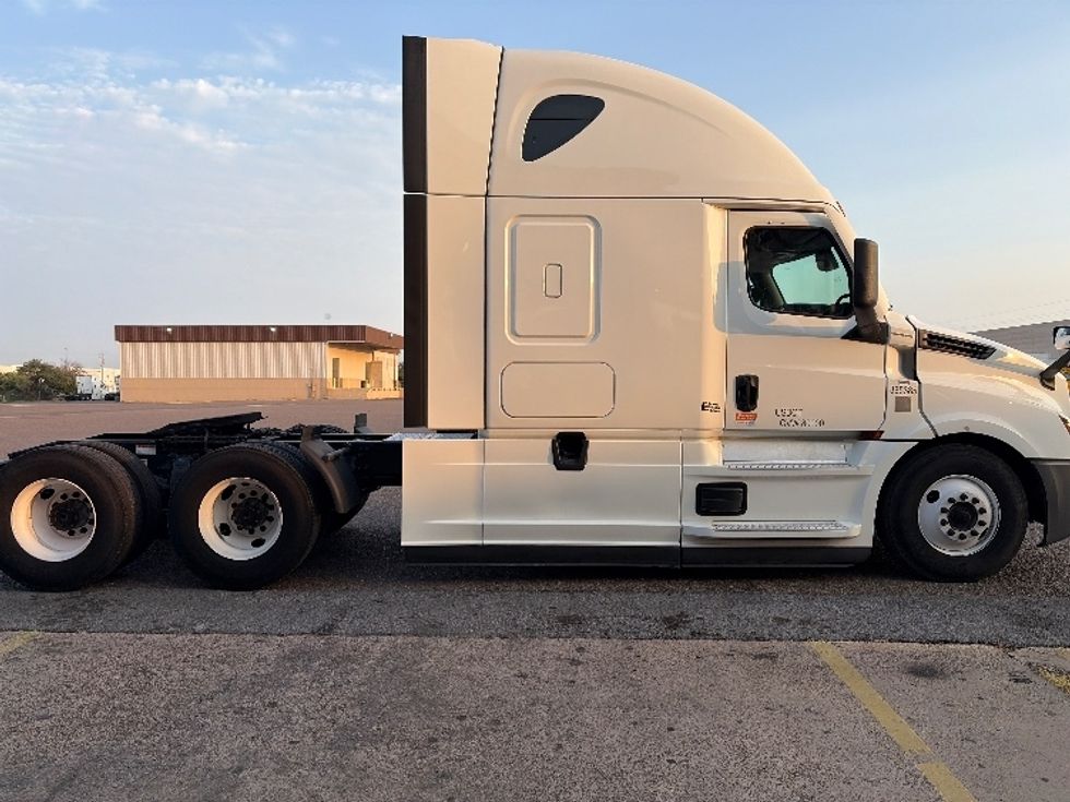 Sleeper Tractor-Heavy Duty Tractors-Freightliner-2022-T12664ST-Laredo-TX-647,416\n\t\tmiles-$ 61,500 - Image 8