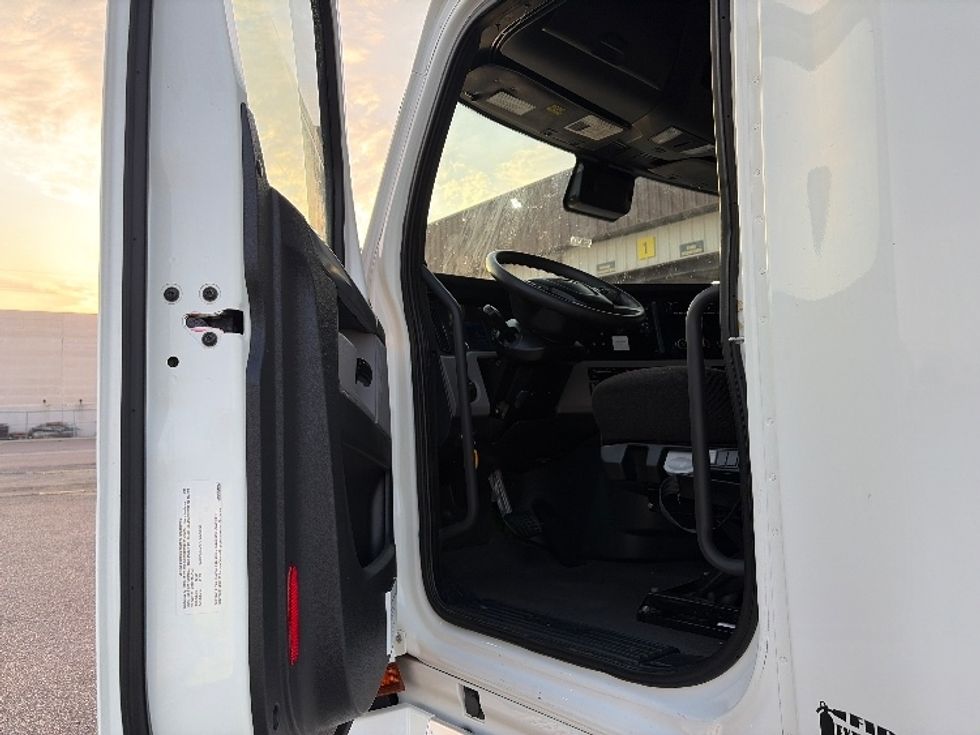 Sleeper Tractor-Heavy Duty Tractors-Freightliner-2022-T12664ST-Laredo-TX-647,416\n\t\tmiles-$ 61,500 - Image 9