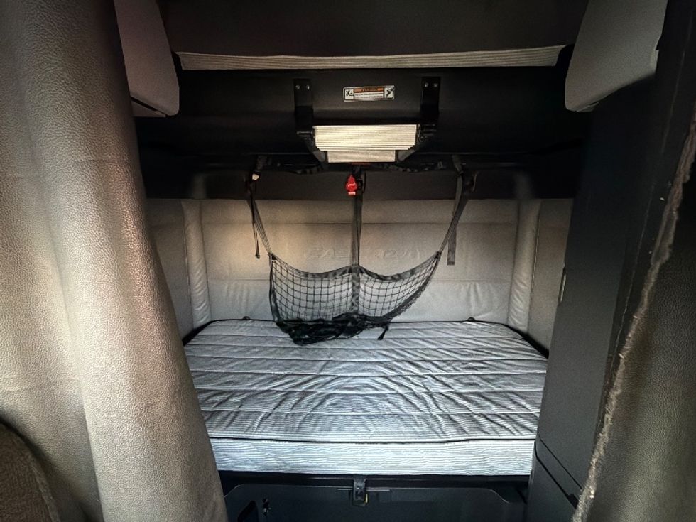 Sleeper Tractor-Heavy Duty Tractors-Freightliner-2022-T12664ST-Laredo-TX-713,583\n\t\tmiles-$ 55,500 - Image 16