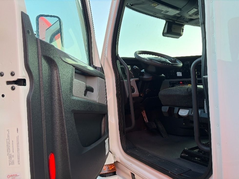Sleeper Tractor-Heavy Duty Tractors-Freightliner-2022-T12664ST-Laredo-TX-713,583\n\t\tmiles-$ 55,500 - Image 9