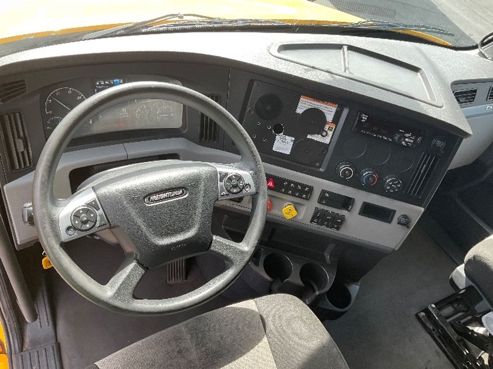 Sleeper Tractor-Heavy Duty Tractors-Freightliner-2022-T12664ST-Las Vegas-NV-322,588\n\t\tmiles-$ 92,500 - Image 11