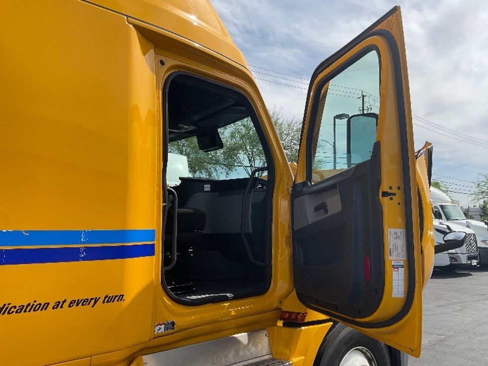 Sleeper Tractor-Heavy Duty Tractors-Freightliner-2022-T12664ST-Las Vegas-NV-322,588\n\t\tmiles-$ 92,500 - Image 13