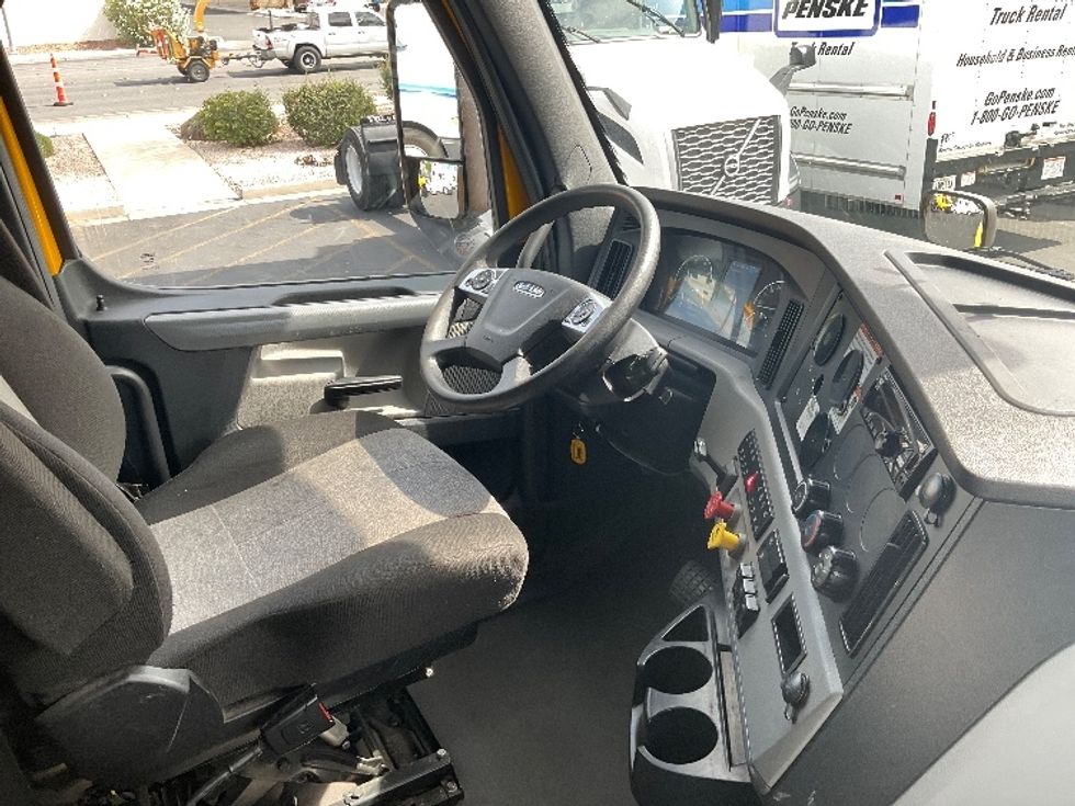 Sleeper Tractor-Heavy Duty Tractors-Freightliner-2022-T12664ST-Las Vegas-NV-322,588\n\t\tmiles-$ 92,500 - Image 15