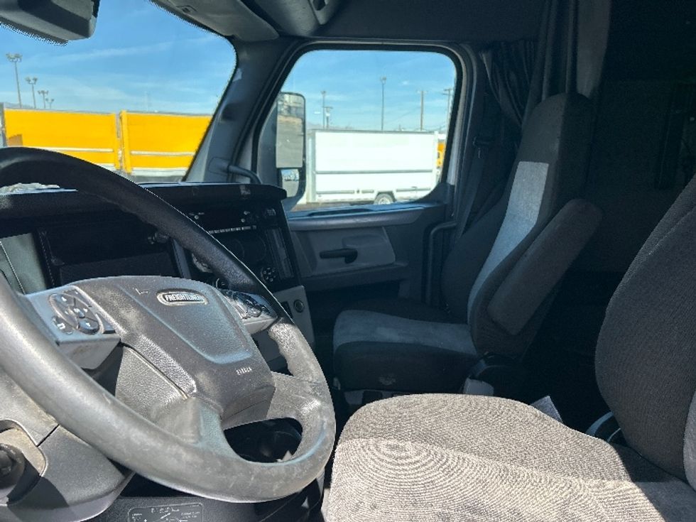 Sleeper Tractor-Heavy Duty Tractors-Freightliner-2022-T12664ST-Las Vegas-NV-341,879\n\t\tmiles-$ 89,500 - Image 10
