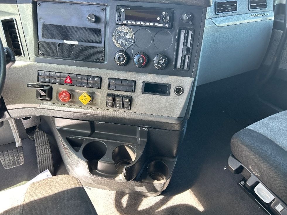 Sleeper Tractor-Heavy Duty Tractors-Freightliner-2022-T12664ST-Las Vegas-NV-341,879\n\t\tmiles-$ 89,500 - Image 12