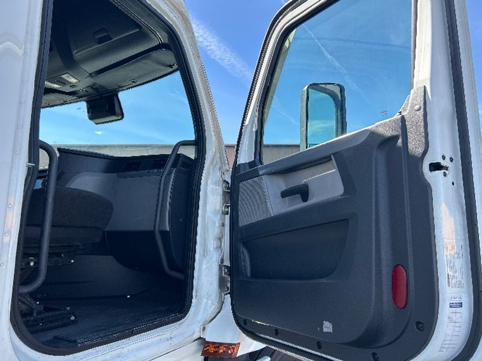 Sleeper Tractor-Heavy Duty Tractors-Freightliner-2022-T12664ST-Las Vegas-NV-341,879\n\t\tmiles-$ 89,500 - Image 13