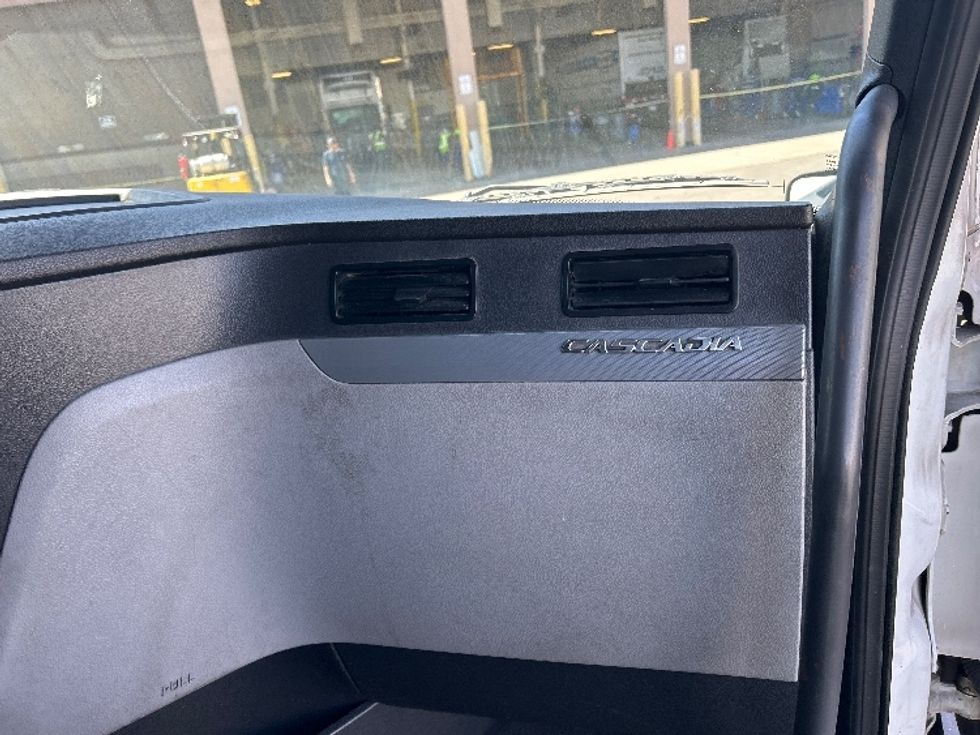 Sleeper Tractor-Heavy Duty Tractors-Freightliner-2022-T12664ST-Las Vegas-NV-341,879\n\t\tmiles-$ 89,500 - Image 14