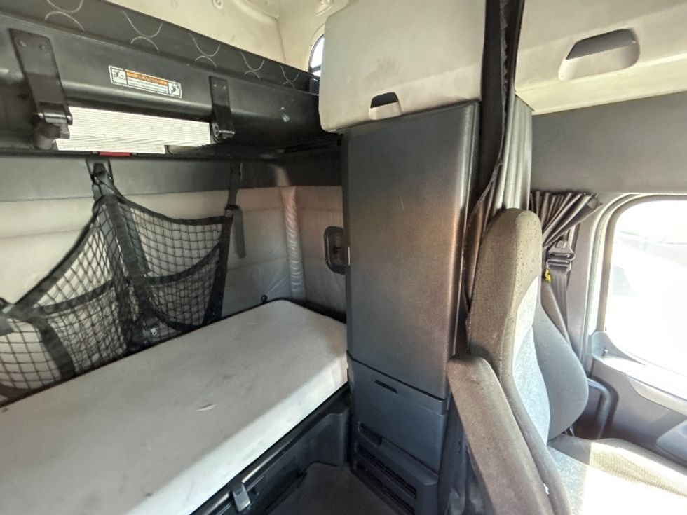 Sleeper Tractor-Heavy Duty Tractors-Freightliner-2022-T12664ST-Las Vegas-NV-341,879\n\t\tmiles-$ 89,500 - Image 18