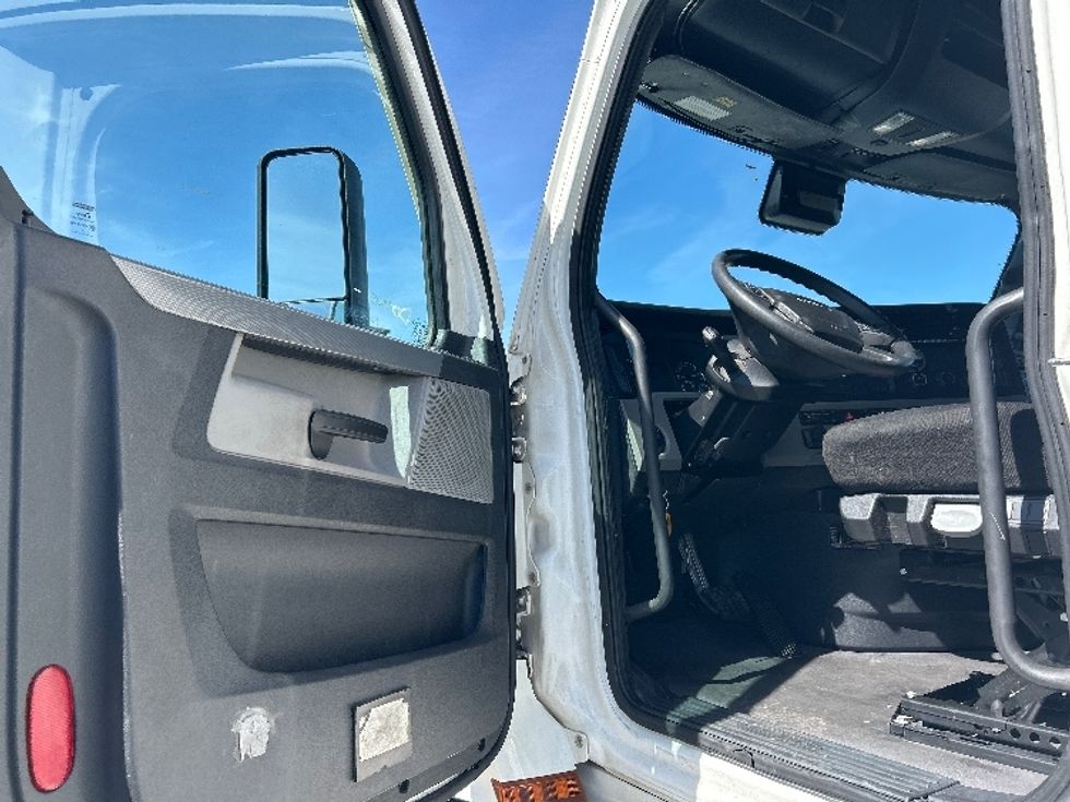 Sleeper Tractor-Heavy Duty Tractors-Freightliner-2022-T12664ST-Las Vegas-NV-341,879\n\t\tmiles-$ 89,500 - Image 9