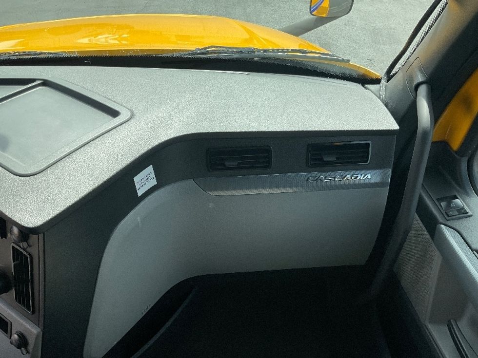 Sleeper Tractor-Heavy Duty Tractors-Freightliner-2022-T12664ST-Las Vegas-NV-381,252\n\t\tmiles-$ 81,250 - Image 14