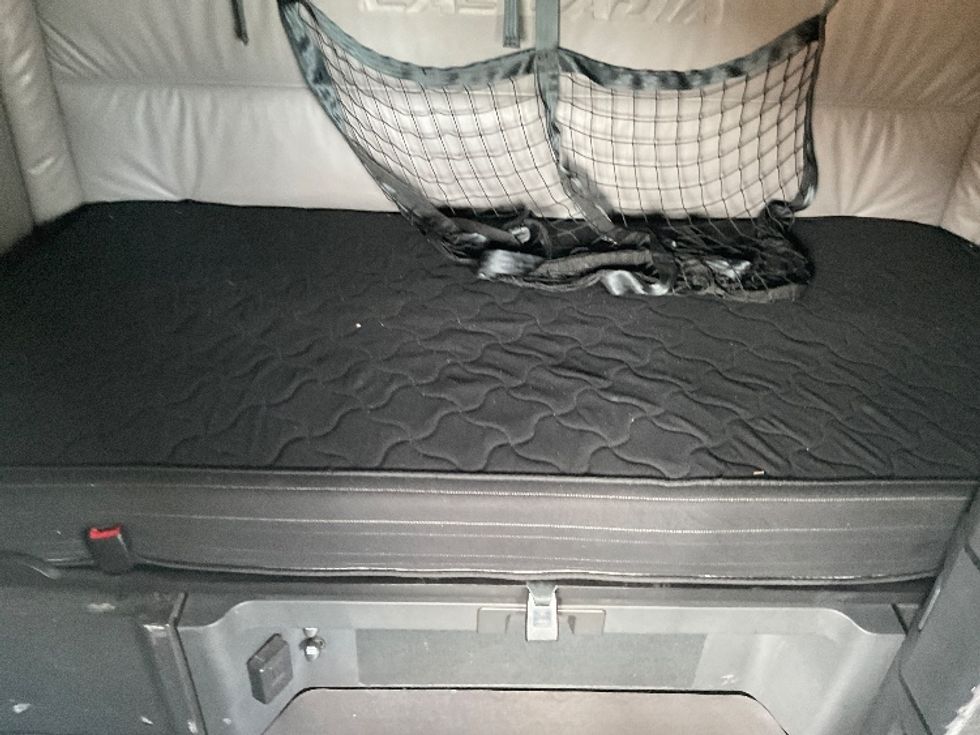 Sleeper Tractor-Heavy Duty Tractors-Freightliner-2022-T12664ST-Las Vegas-NV-381,252\n\t\tmiles-$ 81,250 - Image 16