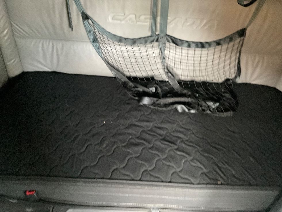 Sleeper Tractor-Heavy Duty Tractors-Freightliner-2022-T12664ST-Las Vegas-NV-381,252\n\t\tmiles-$ 81,250 - Image 17