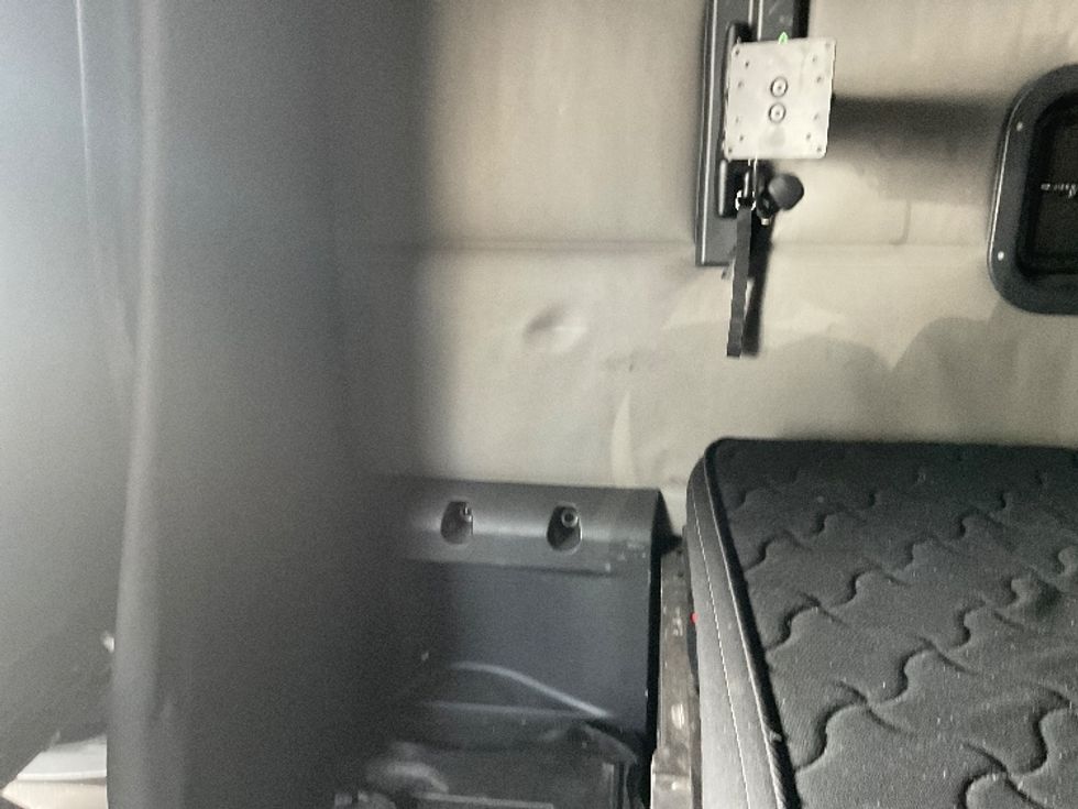 Sleeper Tractor-Heavy Duty Tractors-Freightliner-2022-T12664ST-Las Vegas-NV-381,252\n\t\tmiles-$ 81,250 - Image 19