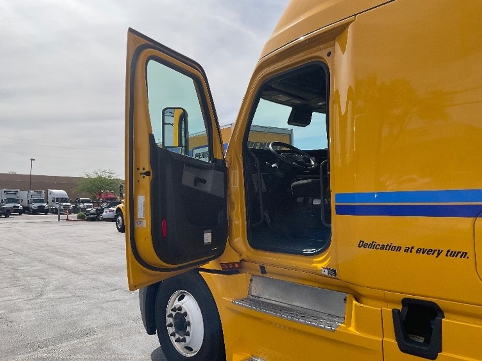 Sleeper Tractor-Heavy Duty Tractors-Freightliner-2022-T12664ST-Las Vegas-NV-381,252\n\t\tmiles-$ 81,250 - Image 9