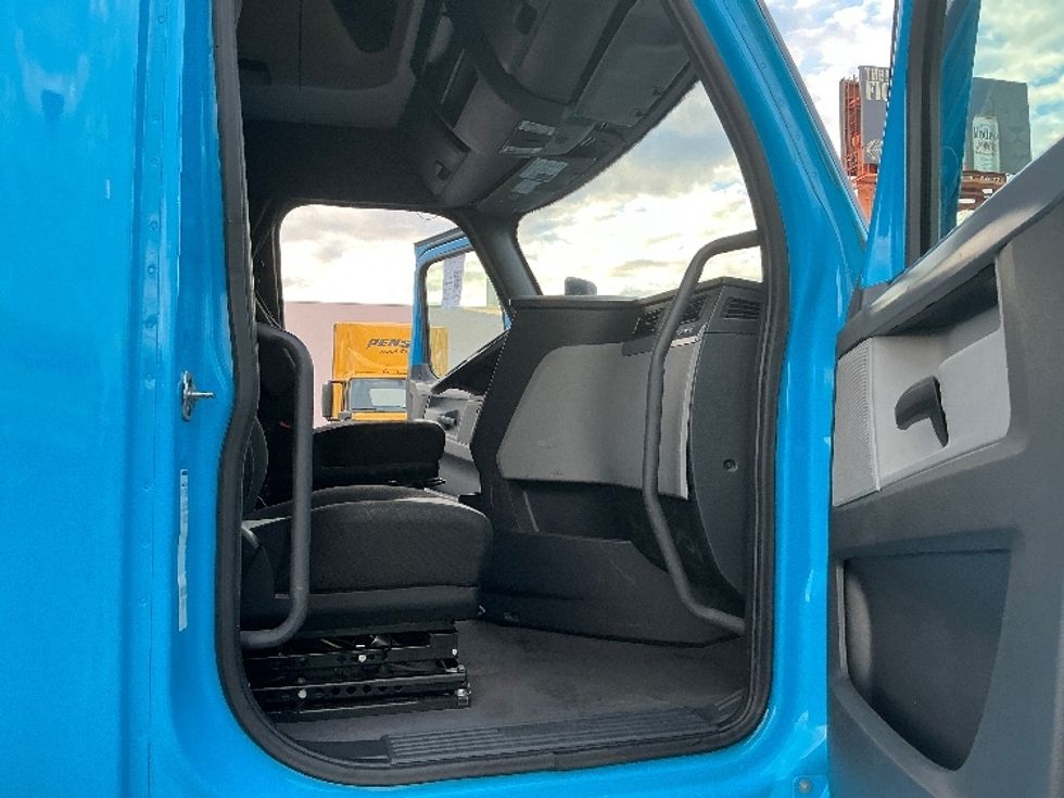 Sleeper Tractor-Heavy Duty Tractors-Freightliner-2022-T12664ST-Las Vegas-NV-443,854\n\t\tmiles-$ 77,750 - Image 13