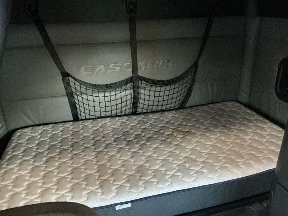 Sleeper Tractor-Heavy Duty Tractors-Freightliner-2022-T12664ST-Las Vegas-NV-443,854\n\t\tmiles-$ 77,750 - Image 17