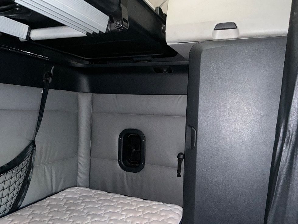 Sleeper Tractor-Heavy Duty Tractors-Freightliner-2022-T12664ST-Las Vegas-NV-443,854\n\t\tmiles-$ 77,750 - Image 18