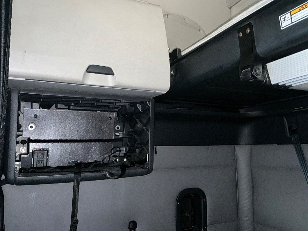 Sleeper Tractor-Heavy Duty Tractors-Freightliner-2022-T12664ST-Las Vegas-NV-443,854\n\t\tmiles-$ 77,750 - Image 19