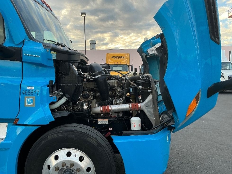 Sleeper Tractor-Heavy Duty Tractors-Freightliner-2022-T12664ST-Las Vegas-NV-443,854\n\t\tmiles-$ 77,750 - Image 20