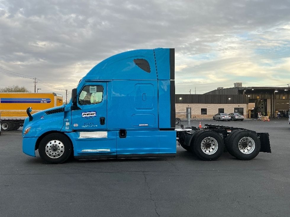 Sleeper Tractor-Heavy Duty Tractors-Freightliner-2022-T12664ST-Las Vegas-NV-443,854\n\t\tmiles-$ 77,750 - Image 4