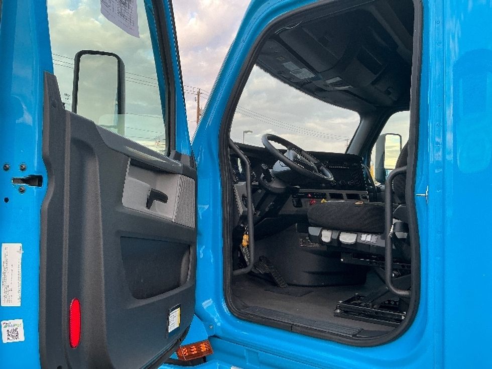 Sleeper Tractor-Heavy Duty Tractors-Freightliner-2022-T12664ST-Las Vegas-NV-443,854\n\t\tmiles-$ 77,750 - Image 9