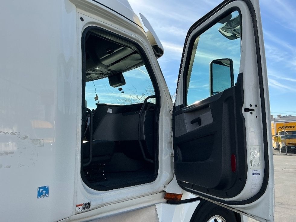 Sleeper Tractor-Heavy Duty Tractors-Freightliner-2022-T12664ST-Las Vegas-NV-600,906\n\t\tmiles-$ 63,500 - Image 13