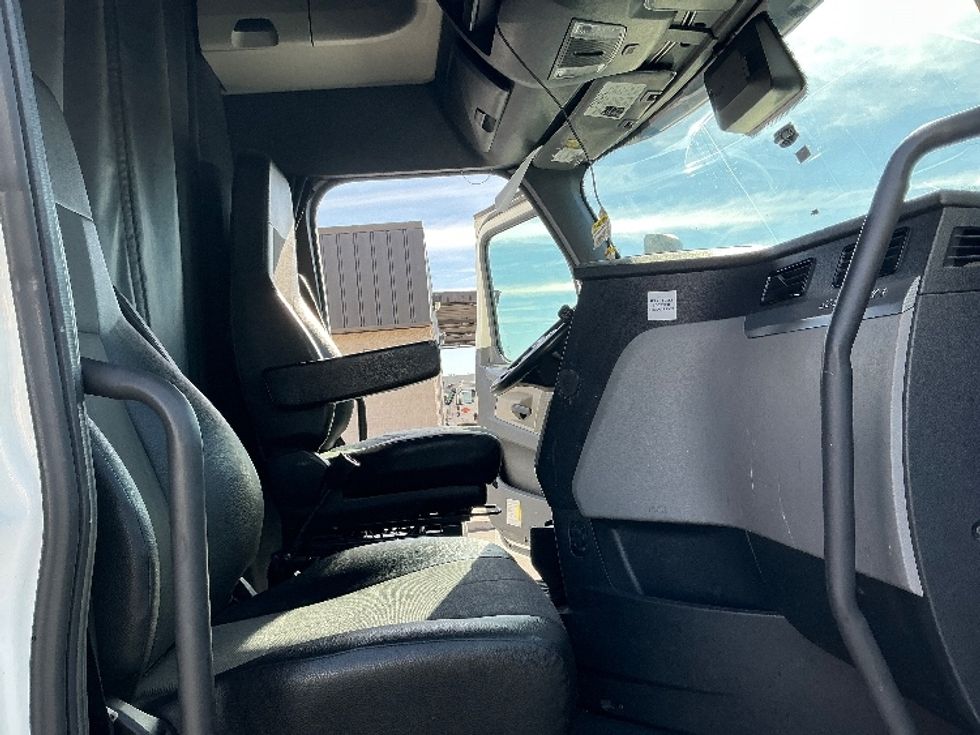 Sleeper Tractor-Heavy Duty Tractors-Freightliner-2022-T12664ST-Las Vegas-NV-600,906\n\t\tmiles-$ 63,500 - Image 15