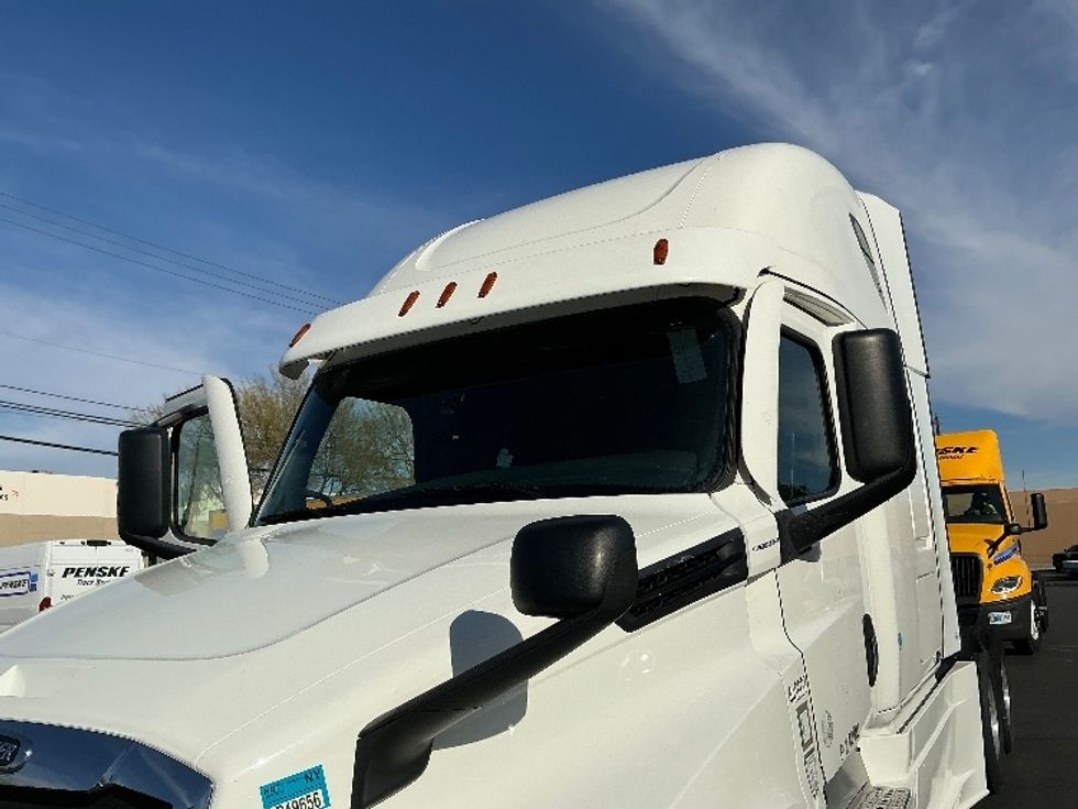 Sleeper Tractor-Heavy Duty Tractors-Freightliner-2022-T12664ST-Las Vegas-NV-600,906\n\t\tmiles-$ 63,500 - Image 22