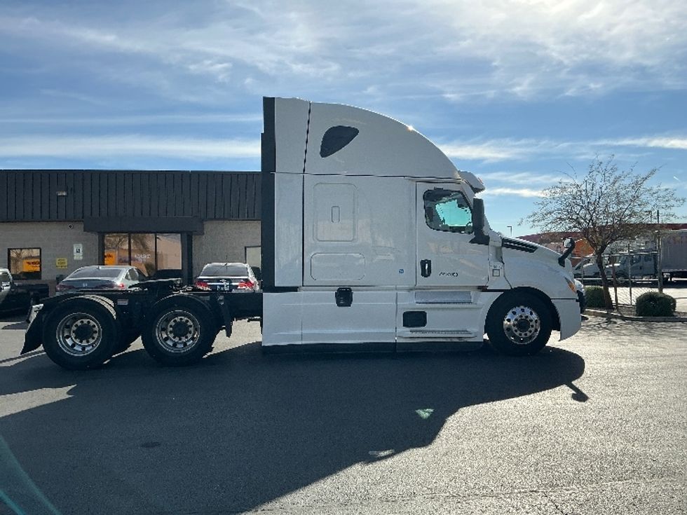 Sleeper Tractor-Heavy Duty Tractors-Freightliner-2022-T12664ST-Las Vegas-NV-600,906\n\t\tmiles-$ 63,500 - Image 8