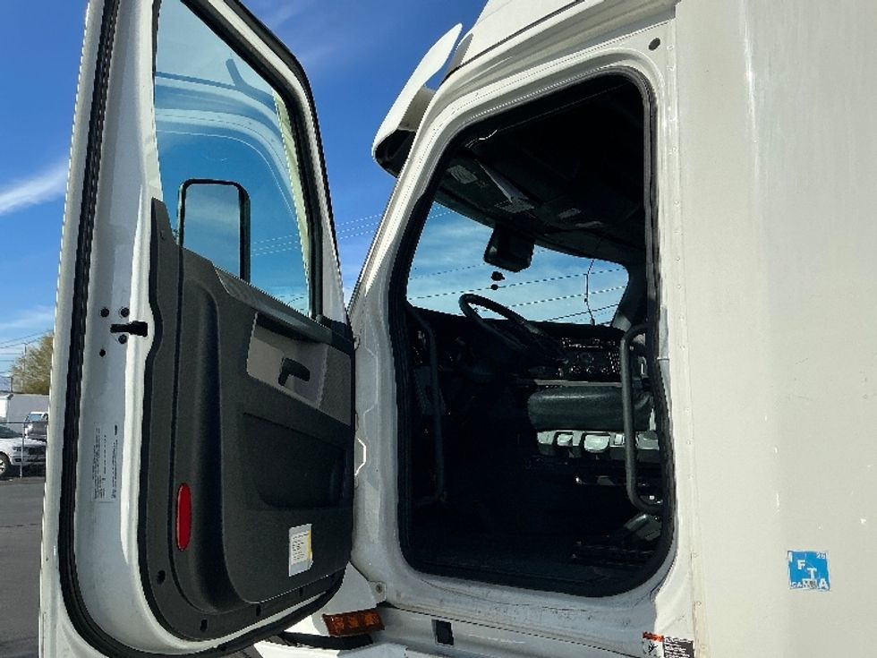 Sleeper Tractor-Heavy Duty Tractors-Freightliner-2022-T12664ST-Las Vegas-NV-600,906\n\t\tmiles-$ 63,500 - Image 9