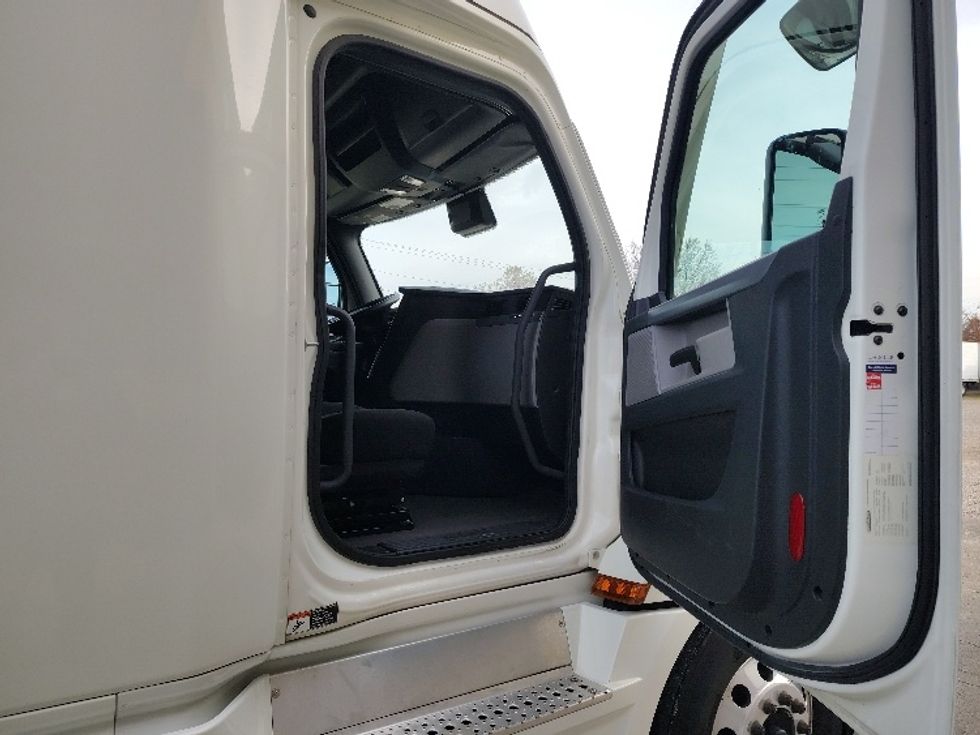 Sleeper Tractor-Heavy Duty Tractors-Freightliner-2022-T12664ST-Lebanon-MO-412,925\n\t\tmiles-$ 78,000 - Image 13