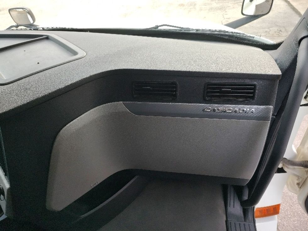 Sleeper Tractor-Heavy Duty Tractors-Freightliner-2022-T12664ST-Lebanon-MO-412,925\n\t\tmiles-$ 78,000 - Image 14