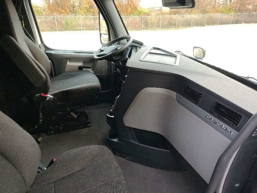 Sleeper Tractor-Heavy Duty Tractors-Freightliner-2022-T12664ST-Lebanon-MO-412,925\n\t\tmiles-$ 78,000 - Image 15