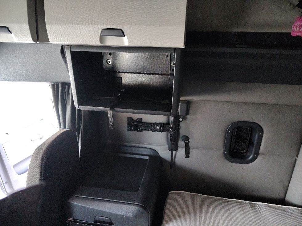 Sleeper Tractor-Heavy Duty Tractors-Freightliner-2022-T12664ST-Lebanon-MO-412,925\n\t\tmiles-$ 78,000 - Image 19