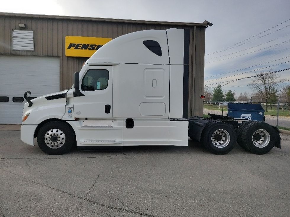 Sleeper Tractor-Heavy Duty Tractors-Freightliner-2022-T12664ST-Lebanon-MO-412,925\n\t\tmiles-$ 78,000 - Image 4