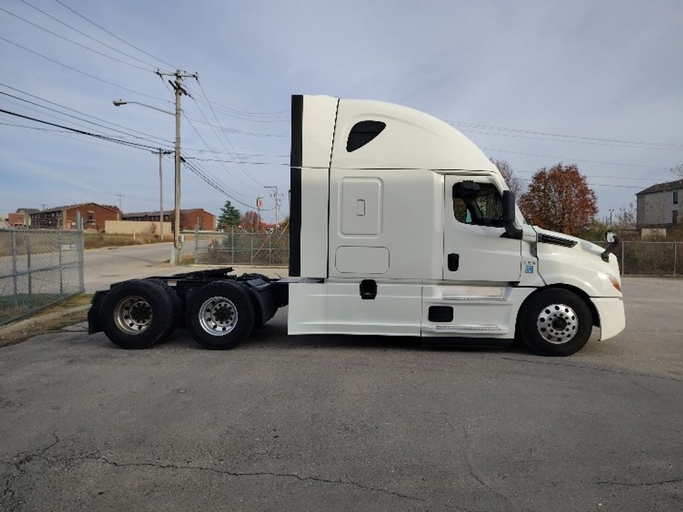 Sleeper Tractor-Heavy Duty Tractors-Freightliner-2022-T12664ST-Lebanon-MO-412,925\n\t\tmiles-$ 78,000 - Image 8