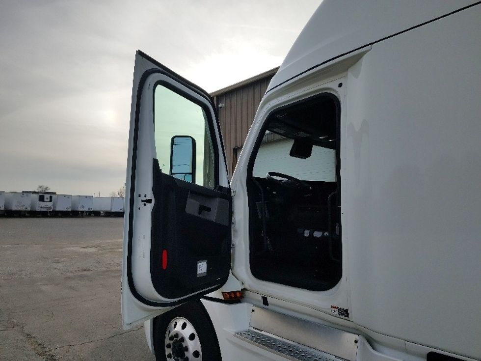 Sleeper Tractor-Heavy Duty Tractors-Freightliner-2022-T12664ST-Lebanon-MO-412,925\n\t\tmiles-$ 78,000 - Image 9