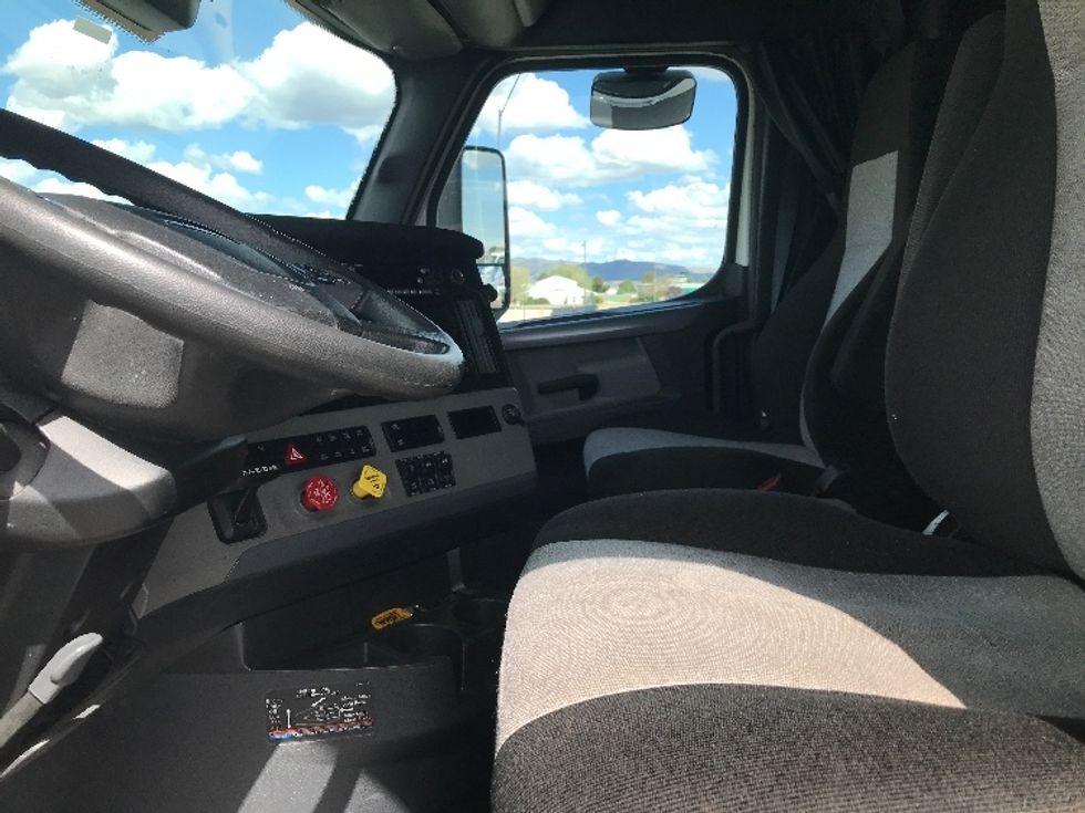 Sleeper Tractor-Heavy Duty Tractors-Freightliner-2022-T12664ST-Lexington-KY-390,626\n\t\tmiles-$ 75,500 - Image 10