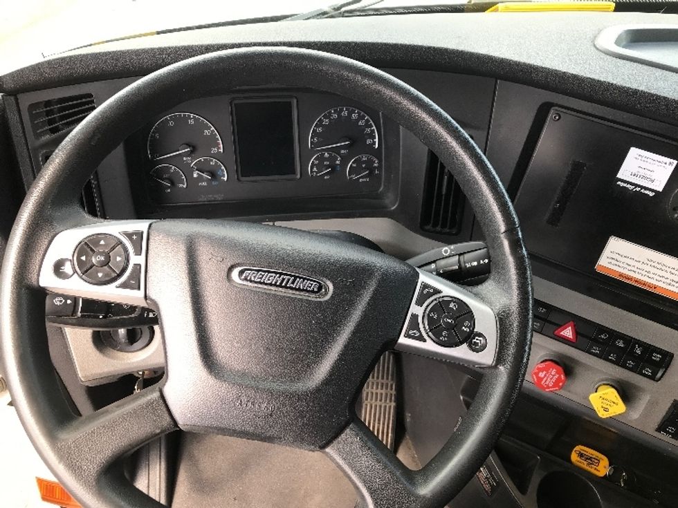 Sleeper Tractor-Heavy Duty Tractors-Freightliner-2022-T12664ST-Lexington-KY-390,626\n\t\tmiles-$ 75,500 - Image 11