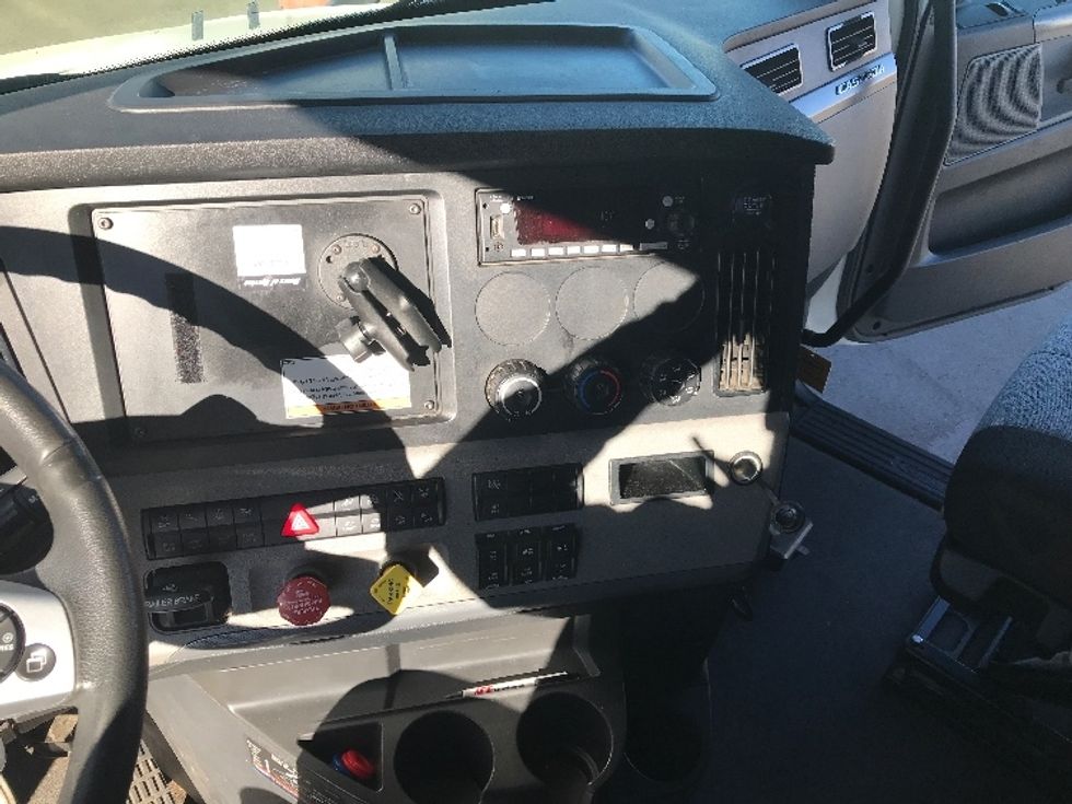 Sleeper Tractor-Heavy Duty Tractors-Freightliner-2022-T12664ST-Lexington-KY-390,626\n\t\tmiles-$ 75,500 - Image 12